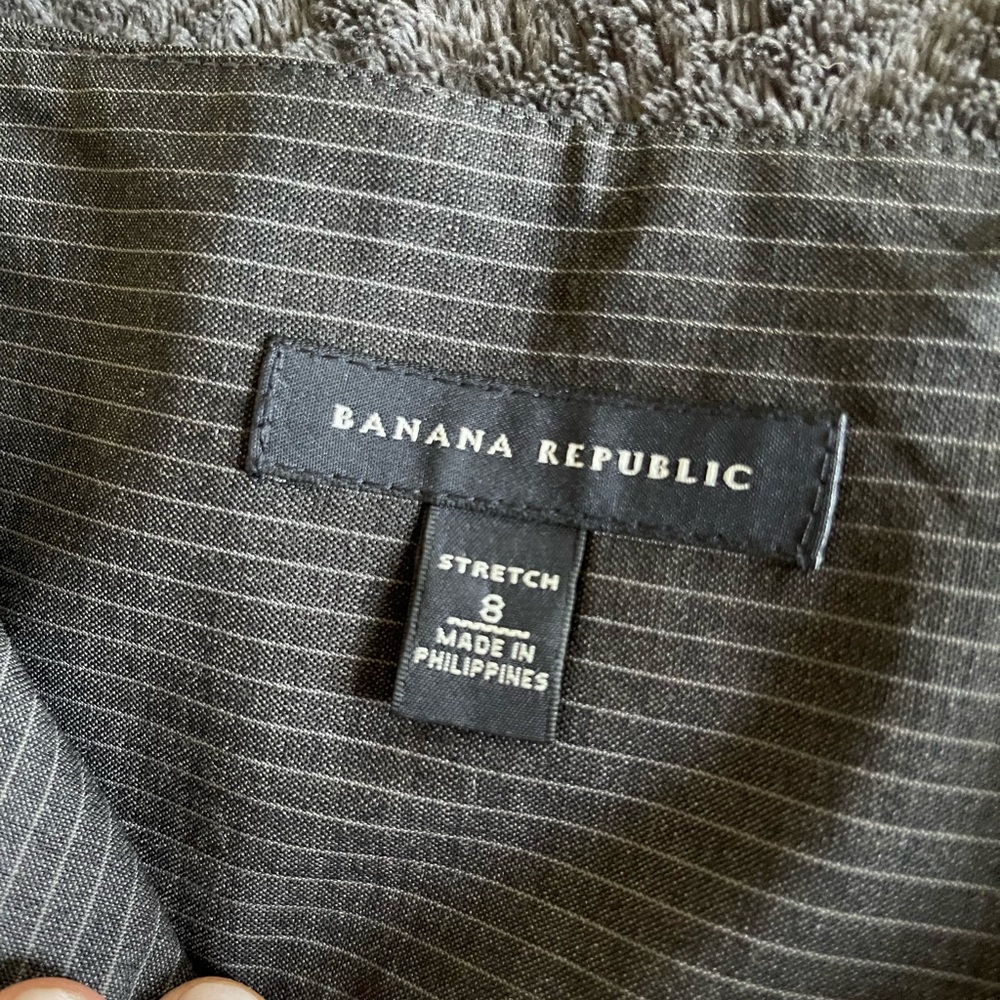 Woman’s gray small pinstripe knee length pencil skirt